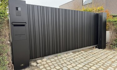 LED-Line schuifpoort met gevelbekleding — Borgloon